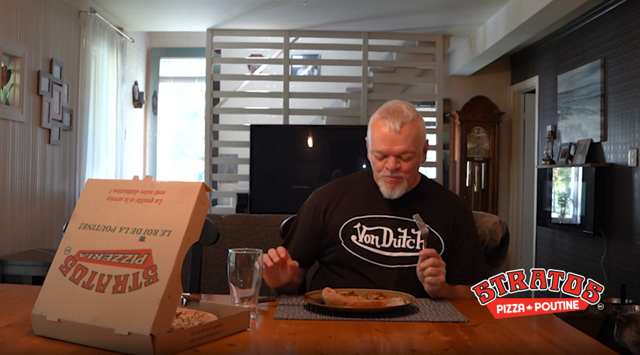 Un gars heureux | Stratos Pizza-Poutine